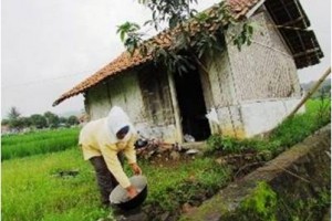 Rumah gubuk milik Ibu Endang